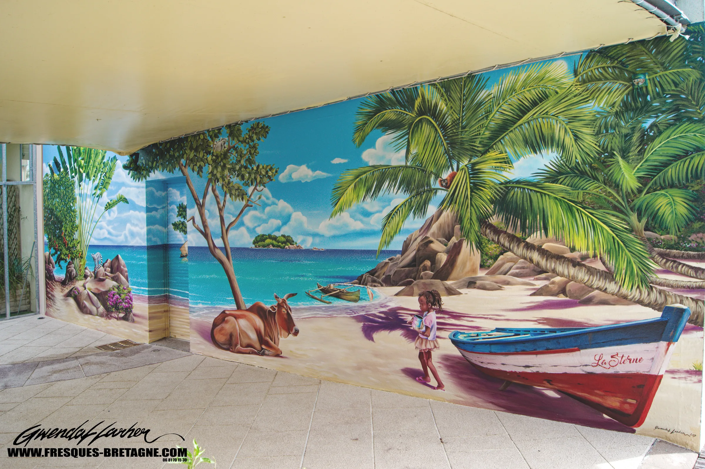 Fresque tropicale en trompe-l'œil sur le mur d'une terrasse couverte, décoration de patio de particulier à Rennes
